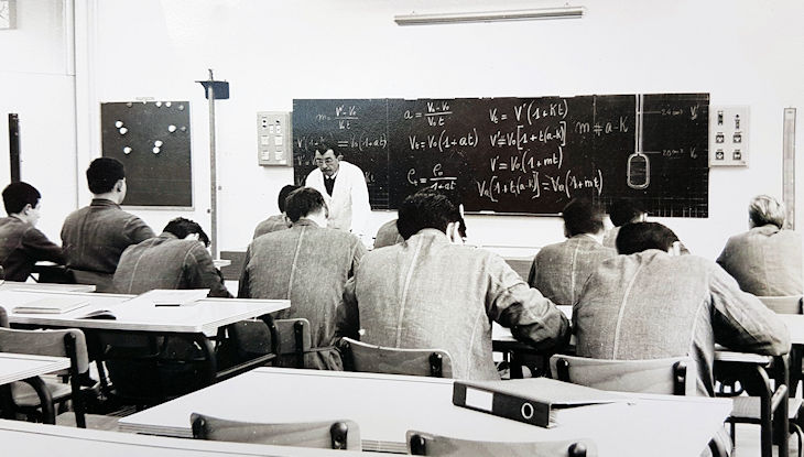 Cours de physique avec Fraïssé - Promotion 1964-1967 - Clic pour grande taille