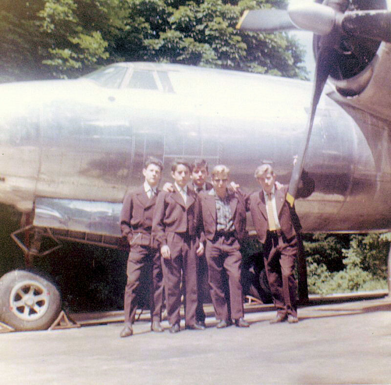Cinq copains devant un B26 à Vilgénis en 1963